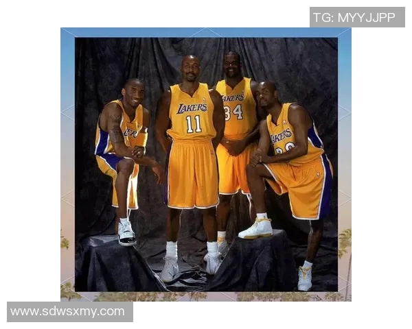 科比传奇：从篮球场上的黑曼巴到全球偶像的奋斗历程与精神启示